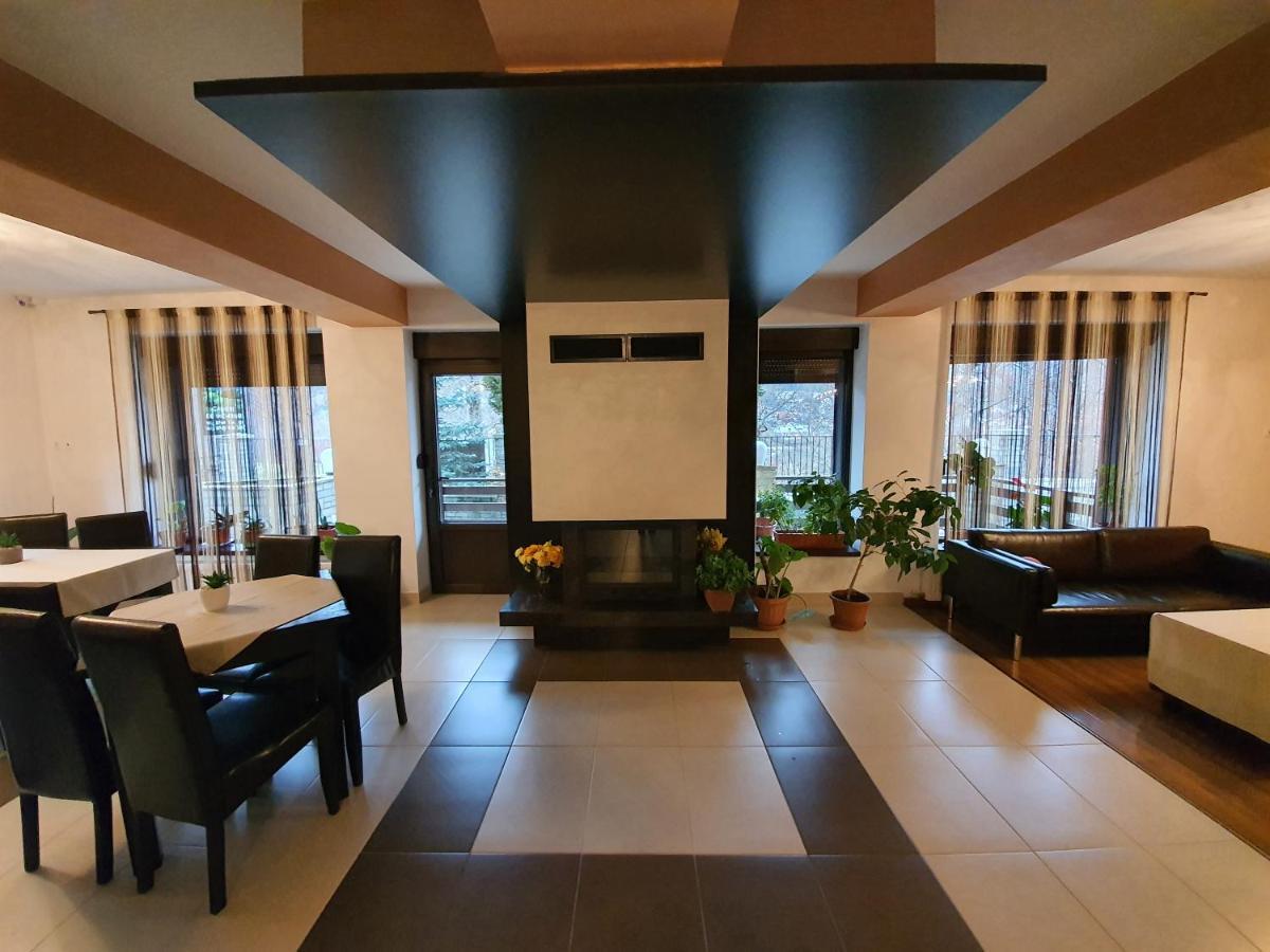 Pensiunea Public House Buşteni Exteriör bild